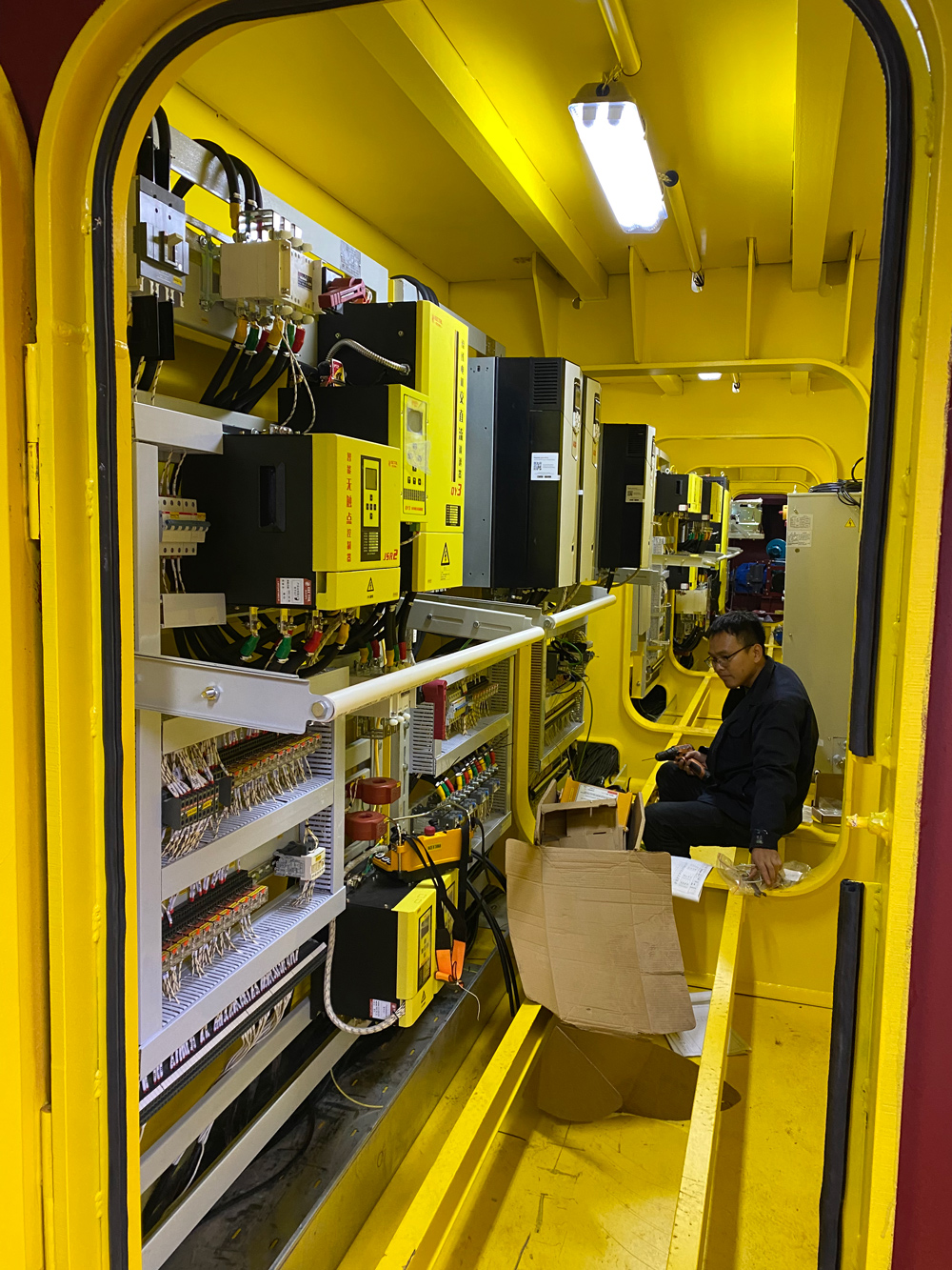 Inside-overhead-crane-electric-control-room