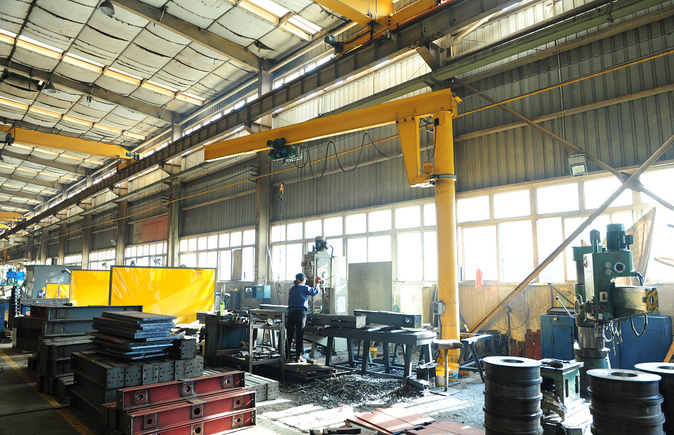 free-standing-jib-crane-at-workshop