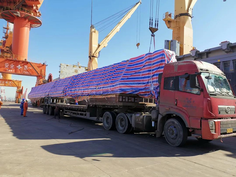 overhead-crane-loading-ship